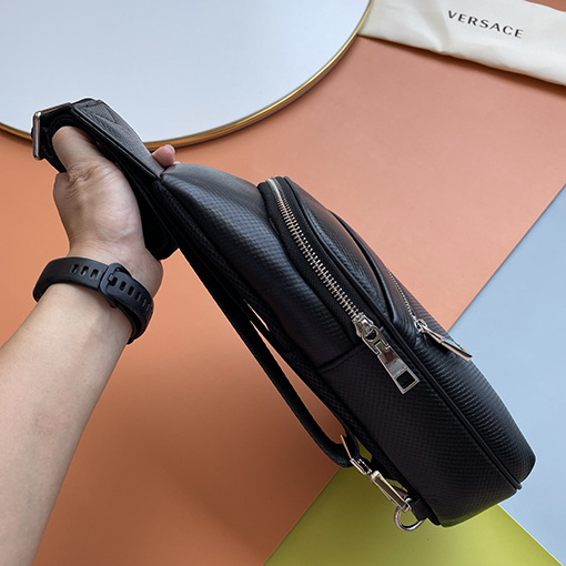 ヴェルサーチ デパートで人気のメンズチェストバッグ