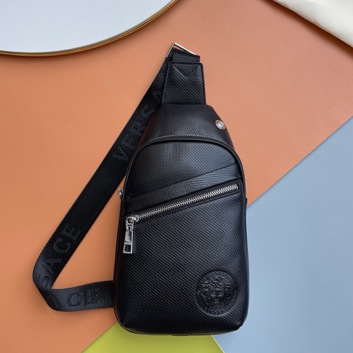 ヴェルサーチ デパートで人気のメンズチェストバッグ