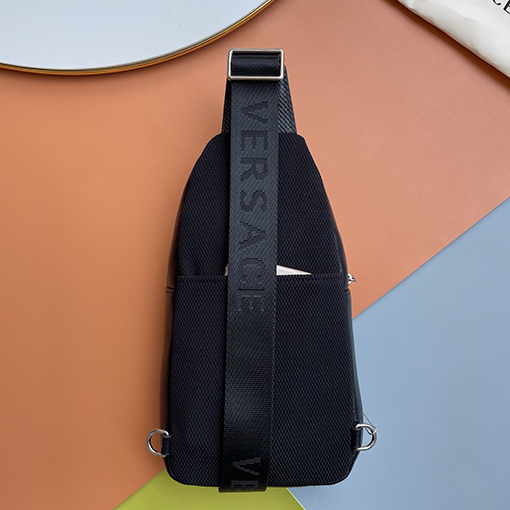 ヴェルサーチ デパートで人気のメンズチェストバッグ