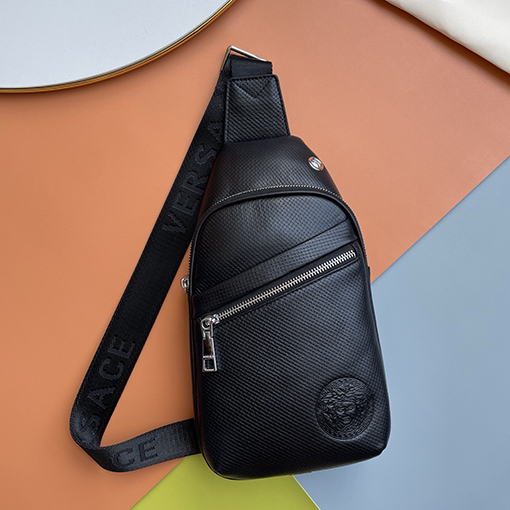 ヴェルサーチ デパートで人気のメンズチェストバッグ