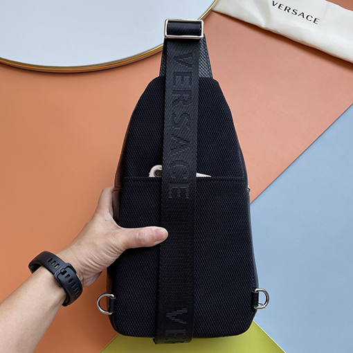 ヴェルサーチ デパートで人気のメンズチェストバッグ