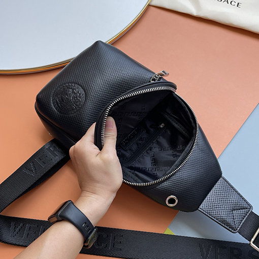 ヴェルサーチ デパートで人気のメンズチェストバッグ