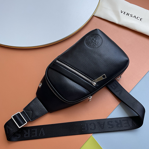 ヴェルサーチ デパートで人気のメンズチェストバッグ