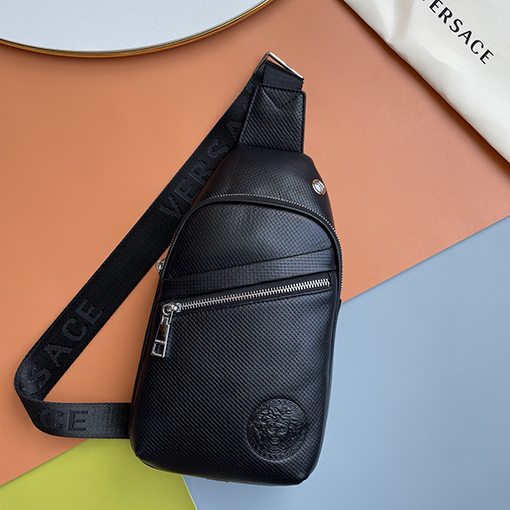 ヴェルサーチ デパートで人気のメンズチェストバッグ