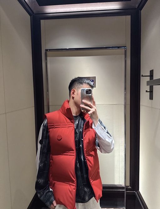 モンクレールスーパーコピー ロゴスタンドカラーダウンベスト