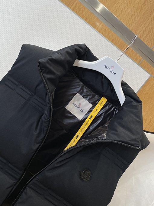 モンクレールスーパーコピー ロゴスタンドカラーダウンベスト