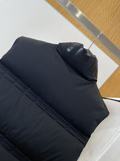 モンクレールスーパーコピー ロゴスタンドカラーダウンベスト
