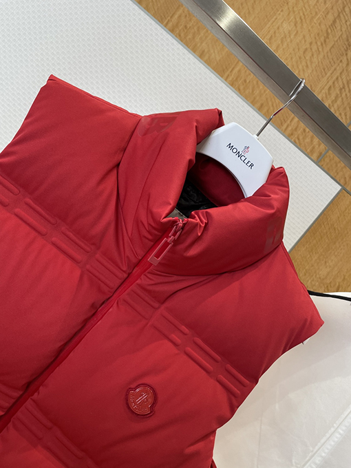 モンクレールスーパーコピー ロゴスタンドカラーダウンベスト
