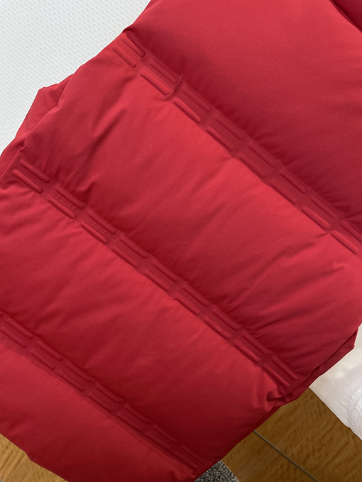 モンクレールスーパーコピー ロゴスタンドカラーダウンベスト