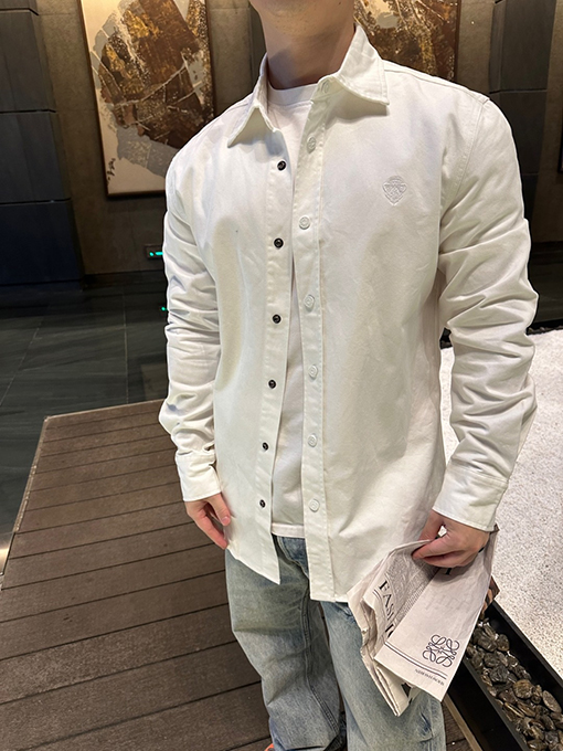 グッチスーパーコピー 家紋の刺繍入りデニムシャツ