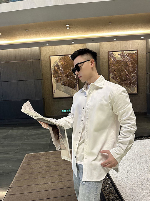 グッチスーパーコピー 家紋の刺繍入りデニムシャツ