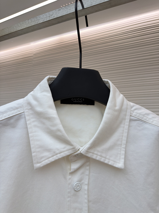 グッチスーパーコピー 家紋の刺繍入りデニムシャツ