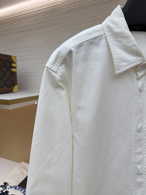 グッチスーパーコピー 家紋の刺繍入りデニムシャツ