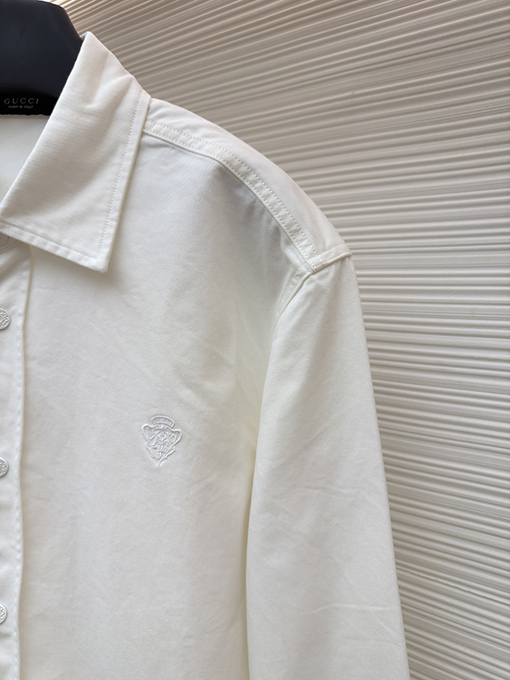 グッチスーパーコピー 家紋の刺繍入りデニムシャツ