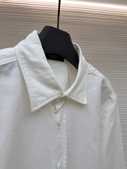 グッチスーパーコピー 家紋の刺繍入りデニムシャツ
