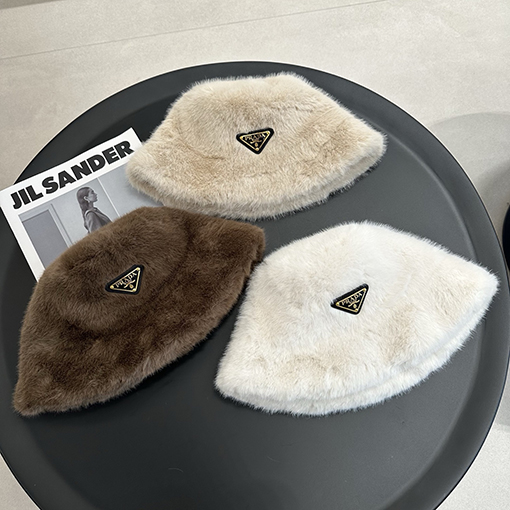 プラダ 逆三角形のロゴがったレザーとファーの漁師帽