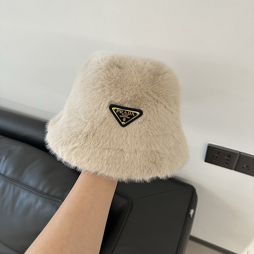 プラダ 逆三角形のロゴがったレザーとファーの漁師帽
