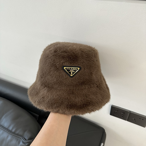 プラダ 逆三角形のロゴがったレザーとファーの漁師帽
