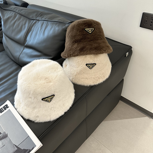 プラダ 逆三角形のロゴがったレザーとファーの漁師帽