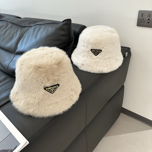 プラダ 逆三角形のロゴがったレザーとファーの漁師帽