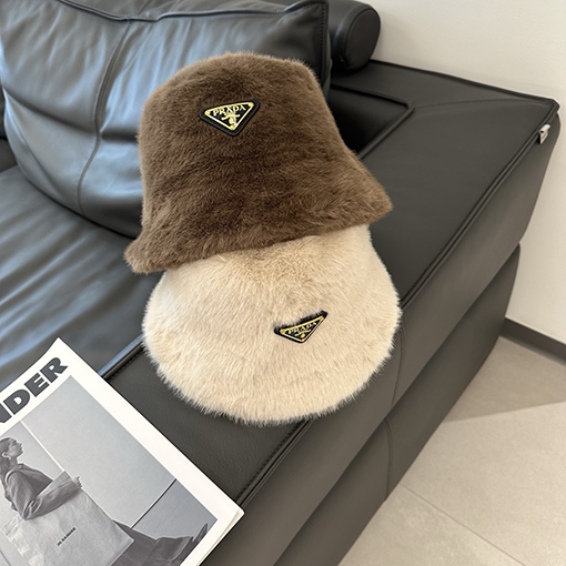 プラダ 逆三角形のロゴがったレザーとファーの漁師帽