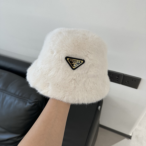 プラダ 逆三角形のロゴがったレザーとファーの漁師帽