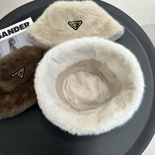 プラダ 逆三角形のロゴがったレザーとファーの漁師帽