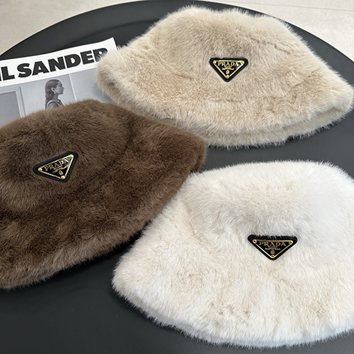プラダ 逆三角形のロゴがったレザーとファーの漁師帽
