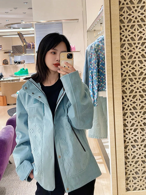 ルイヴィトンコピー エンボスのドローストリングダウンジャケット