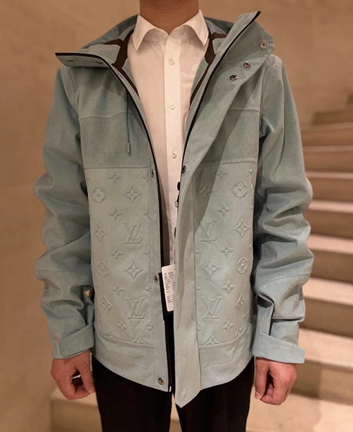ルイヴィトンコピー エンボスのドローストリングダウンジャケット