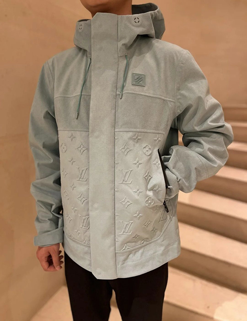 ルイヴィトンコピー エンボスのドローストリングダウンジャケット