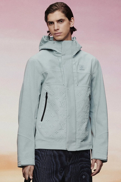ルイヴィトンコピー エンボスのドローストリングダウンジャケット