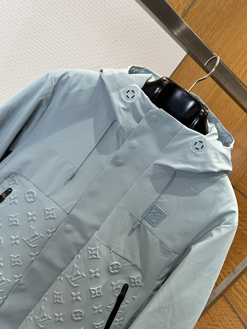 ルイヴィトンコピー エンボスのドローストリングダウンジャケット