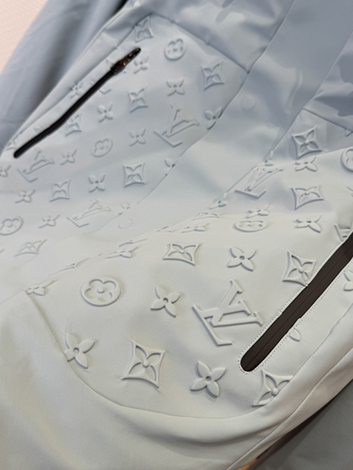 ルイヴィトンコピー エンボスのドローストリングダウンジャケット