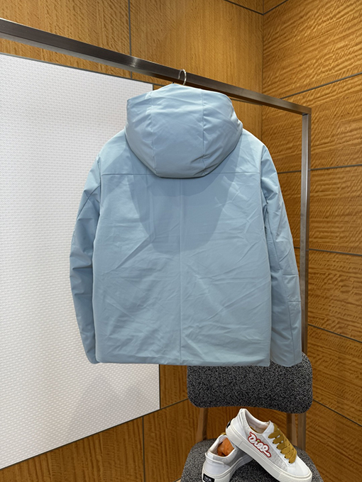 ルイヴィトンコピー エンボスのドローストリングダウンジャケット