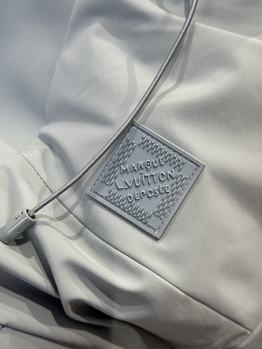 ルイヴィトンコピー エンボスのドローストリングダウンジャケット