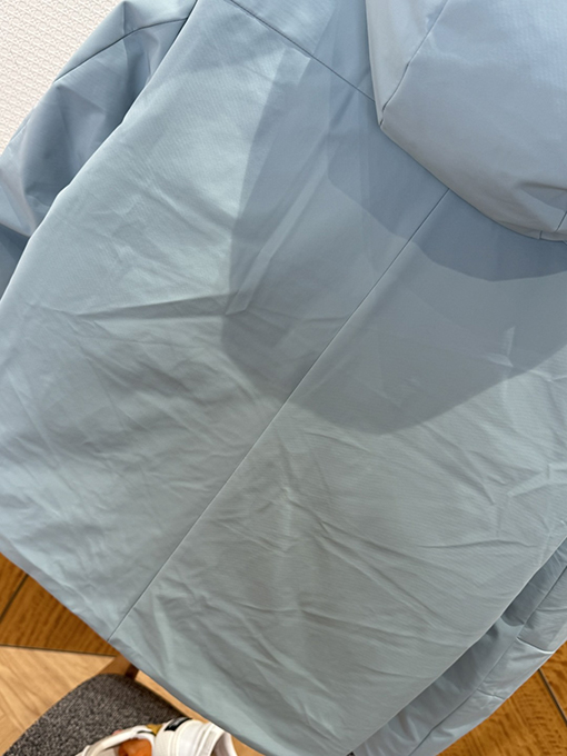 ルイヴィトンコピー エンボスのドローストリングダウンジャケット