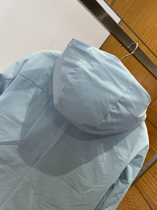 ルイヴィトンコピー エンボスのドローストリングダウンジャケット