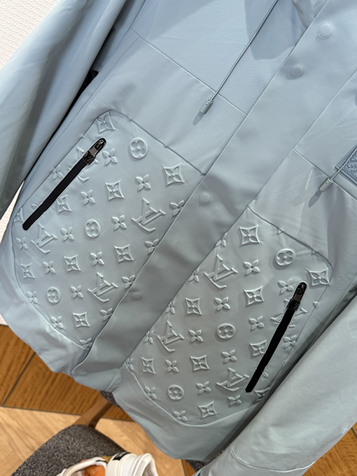 ルイヴィトンコピー エンボスのドローストリングダウンジャケット