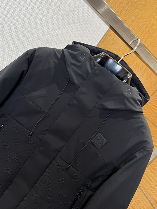 ルイヴィトンコピー エンボスのドローストリングダウンジャケット