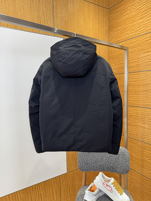 ルイヴィトンコピー エンボスのドローストリングダウンジャケット