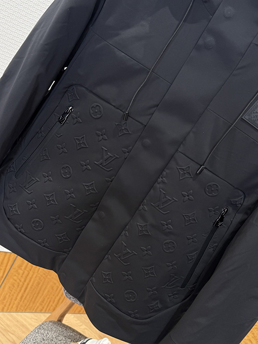 ルイヴィトンコピー エンボスのドローストリングダウンジャケット