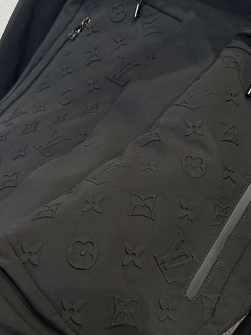 ルイヴィトンコピー エンボスのドローストリングダウンジャケット