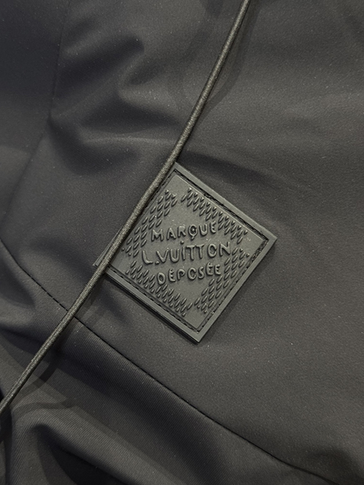 ルイヴィトンコピー エンボスのドローストリングダウンジャケット