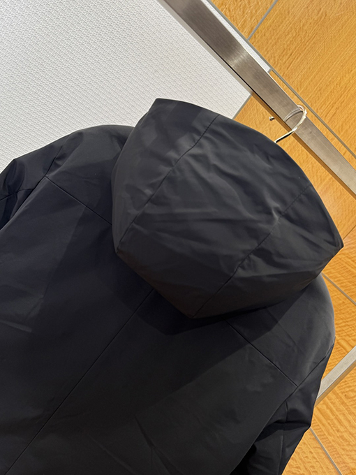 ルイヴィトンコピー エンボスのドローストリングダウンジャケット