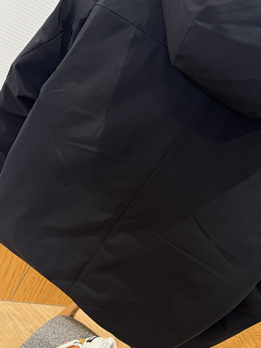 ルイヴィトンコピー エンボスのドローストリングダウンジャケット