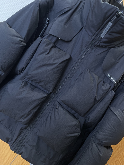 バレンシアガスーパーコピー BALENCIAGA ワークウェアスタイルのダウンジャケット