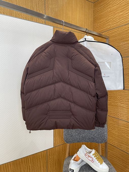 モンクレール スタンドカラーのメカ風ダウンジャケット
