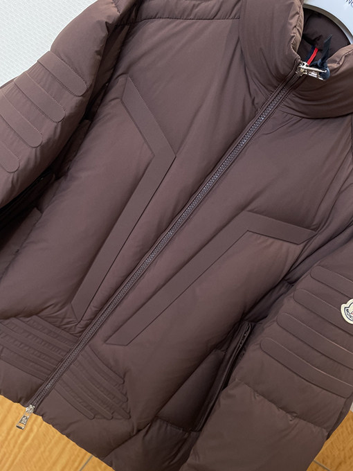 モンクレール スタンドカラーのメカ風ダウンジャケット