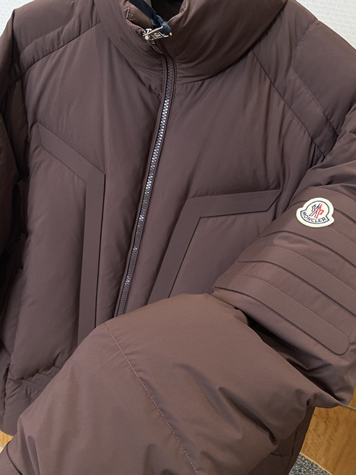 モンクレール スタンドカラーのメカ風ダウンジャケット